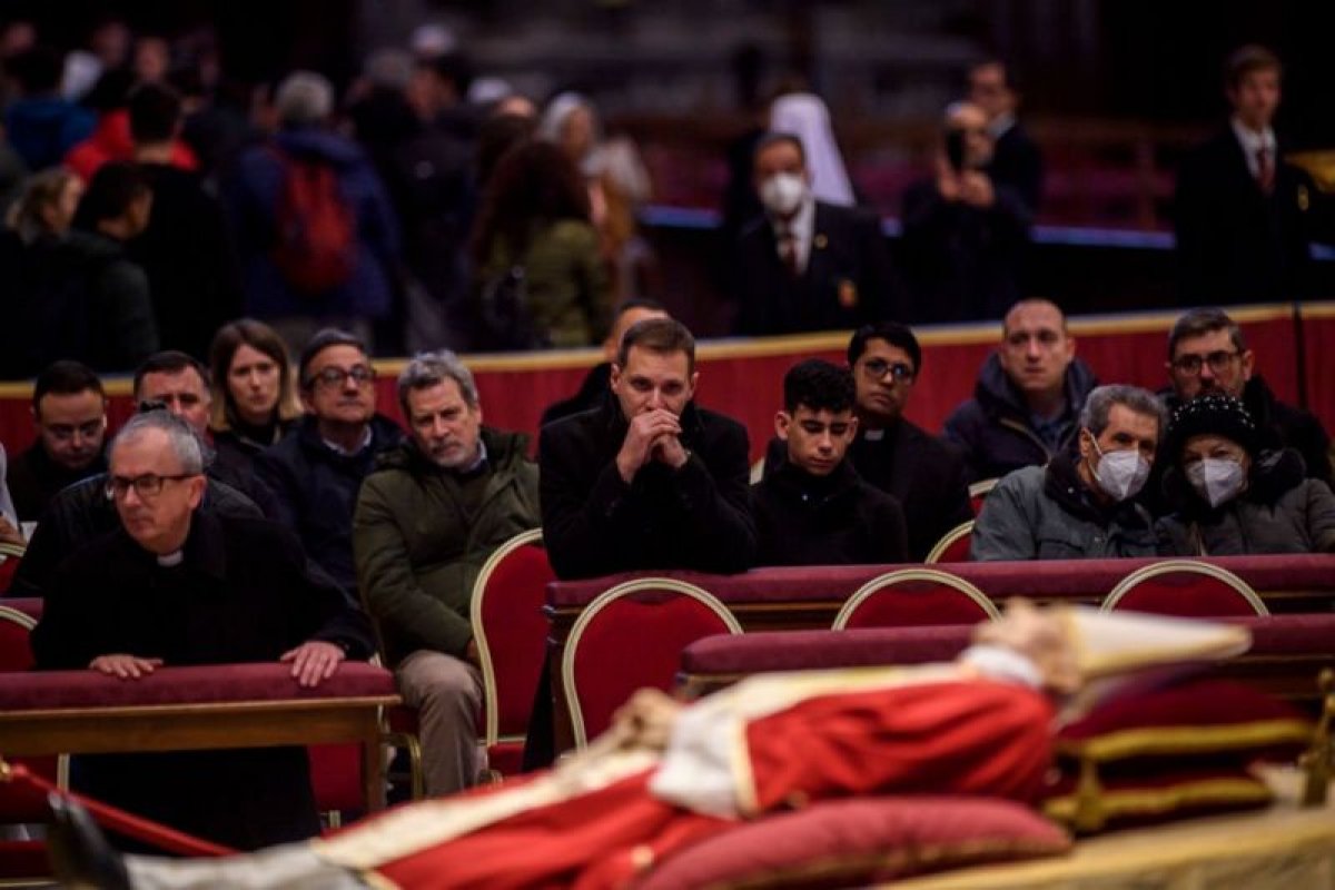 Fiéis esperam duas horas na fila para poderem se despedir do papa emérito Bento XVI
