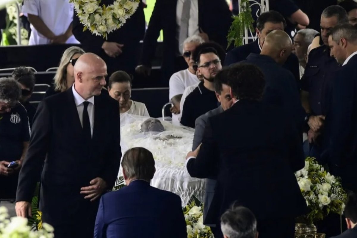 'The Guardian' destaca 'falta de respeito' de jogadores brasileiros no funeral de Pelé