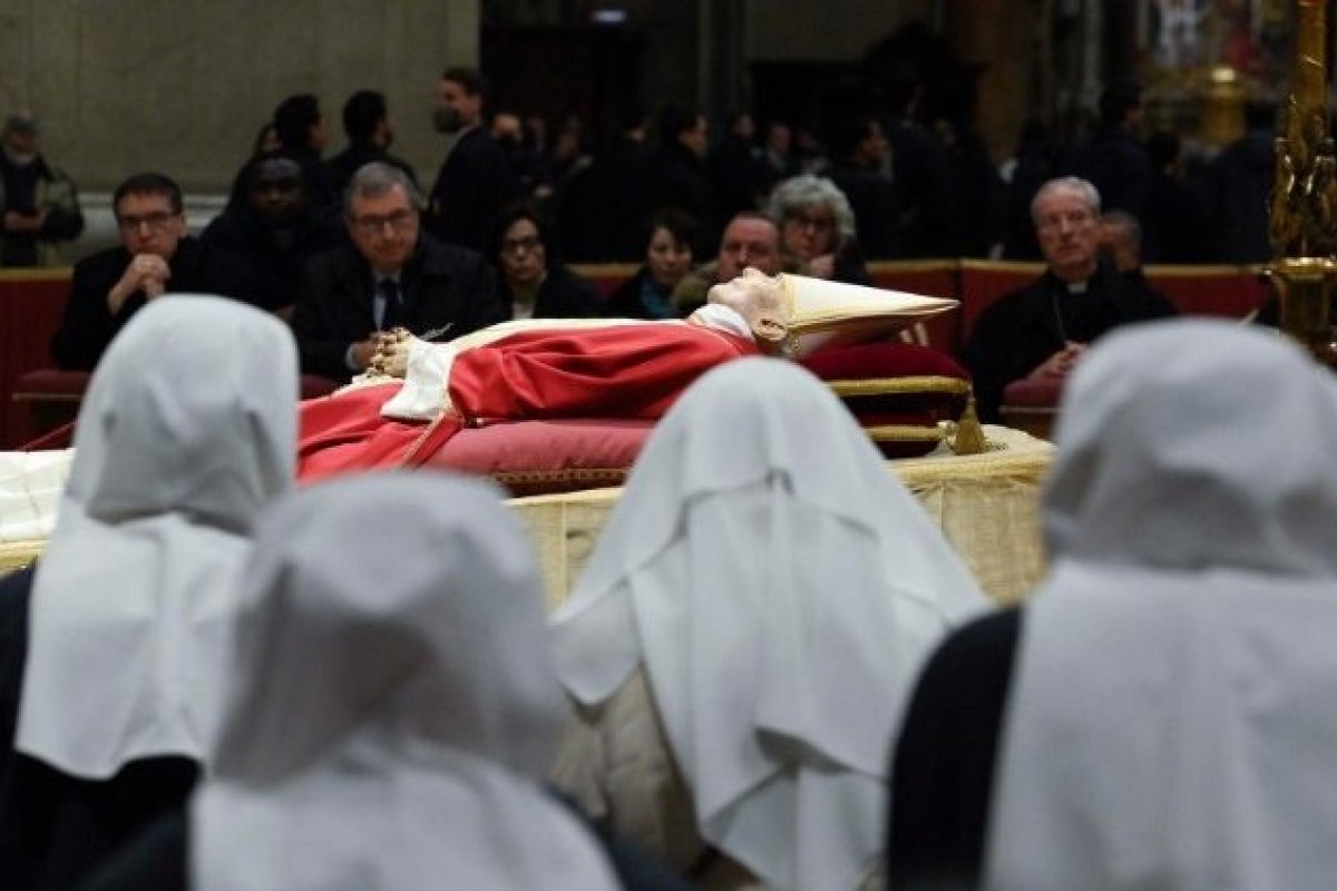 Funeral de Bento XVI: papa Francisco presidirá missa fúnebre no Vaticano