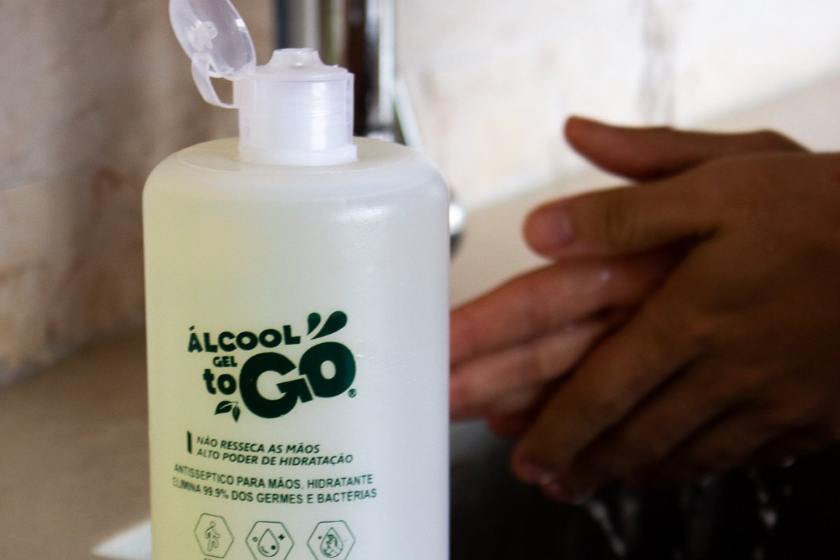 Indústria baiana retoma a fabricação de álcool em gel contra a Covid-19!
