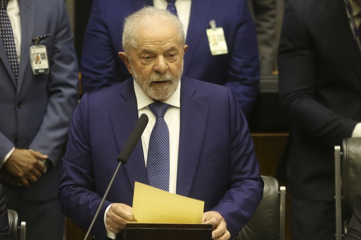 Lula está hospedado em um hotel próximo ao posto que originou a Lava Jato