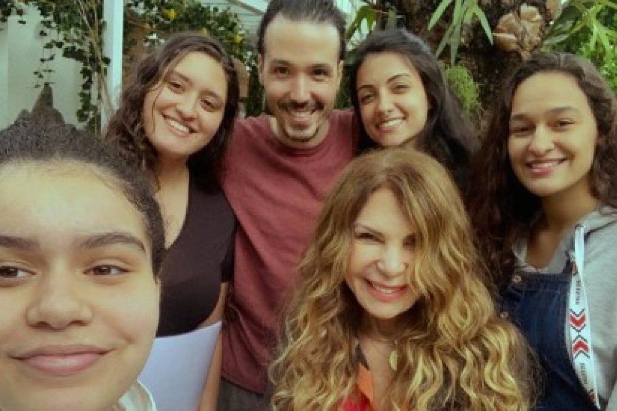 Elba Ramalho aparece em foto com os quatro filhos e a nora