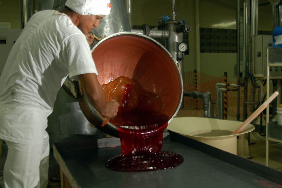 Produção industrial tem queda de 0,1% na passagem de outubro para novembro, diz IBGE