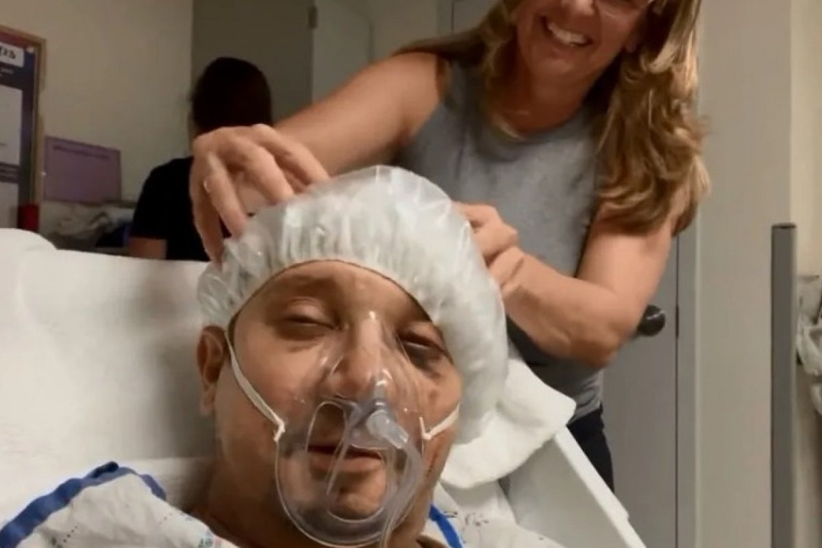 Jeremy Renner publica vídeo em hospital e mostra carinho recebido pela mãe e irmã após acidente