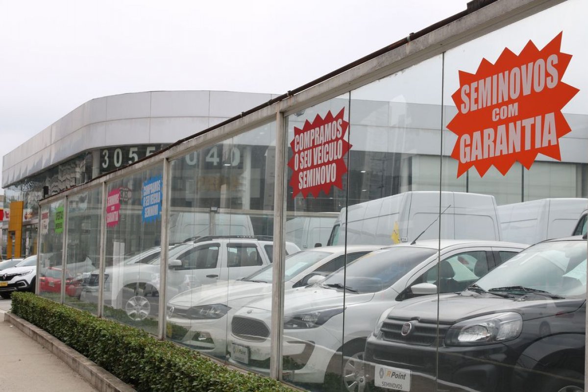Vendas de veículos novos caem 0,7% em 2022, aponta Fenabrave