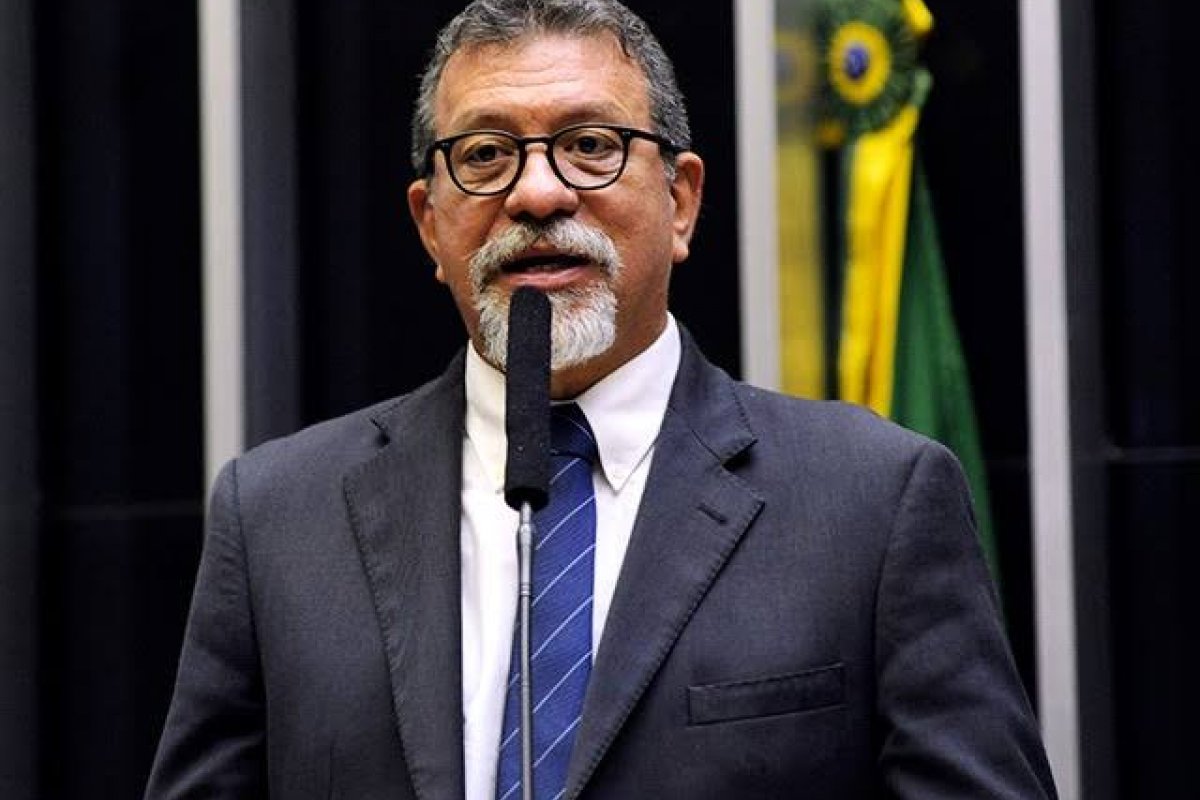 Afonso Florence é exonerado da Casa Civil para concluir mandato como deputado federal