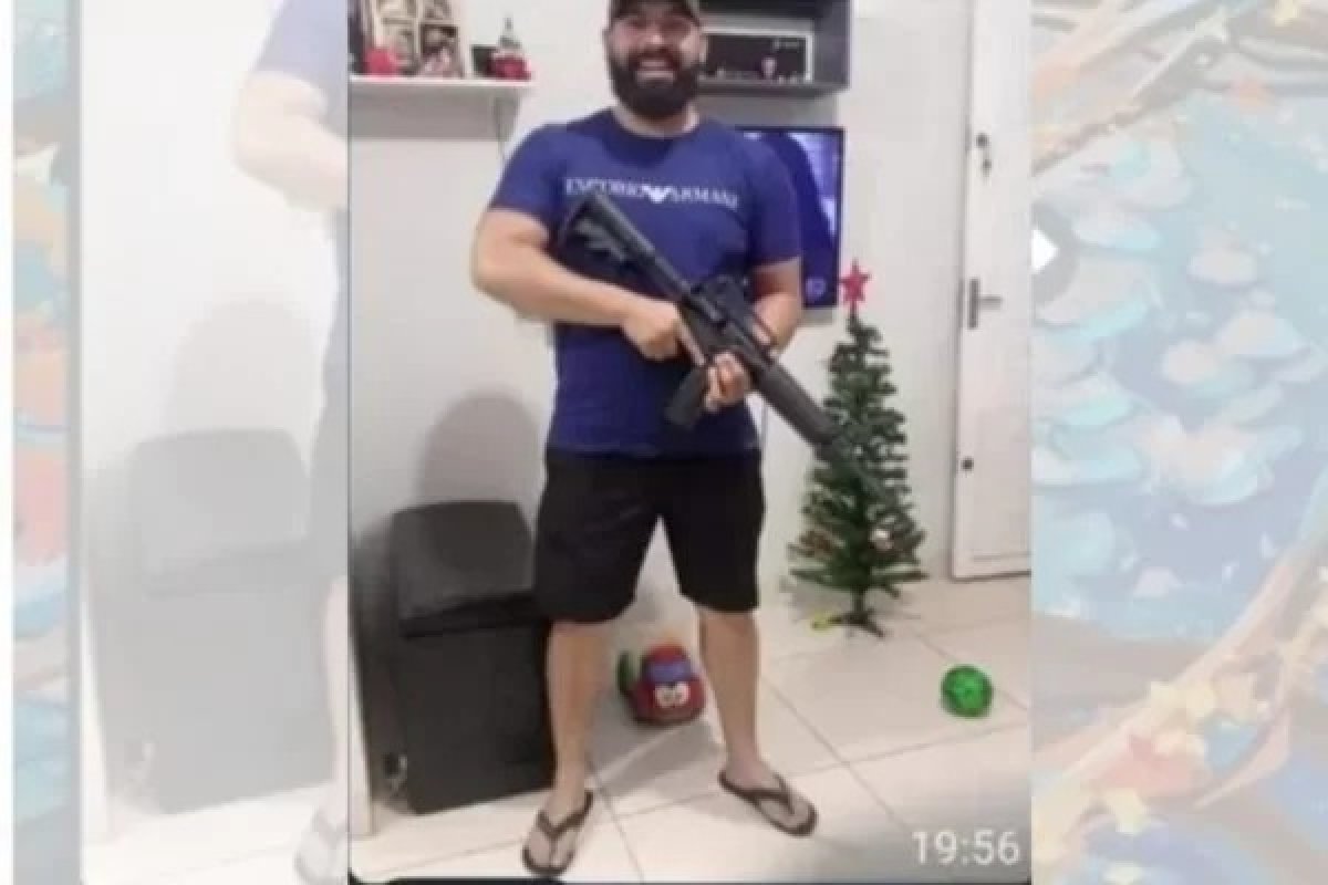Servidor compartilha foto com fuzil em grupo de WhatsApp: 'tô pronto se precisar atirar em petista'