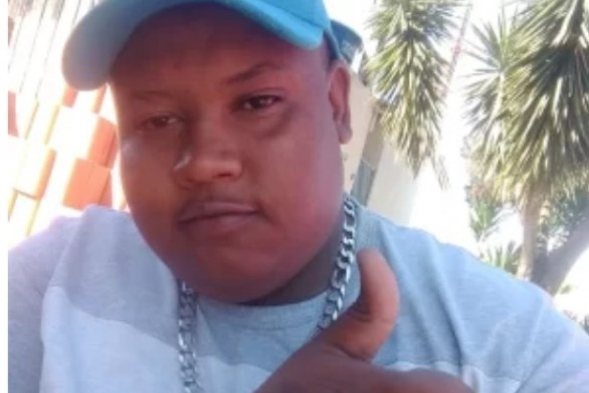 Jovem de 25 anos morre na porta de hospital após não ser atendido por falta de maca apropriada