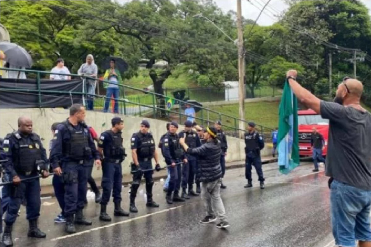 Vídeo: Guarda Municipal desmonta acampamento bolsonarista em Belo Horizonte (MG)