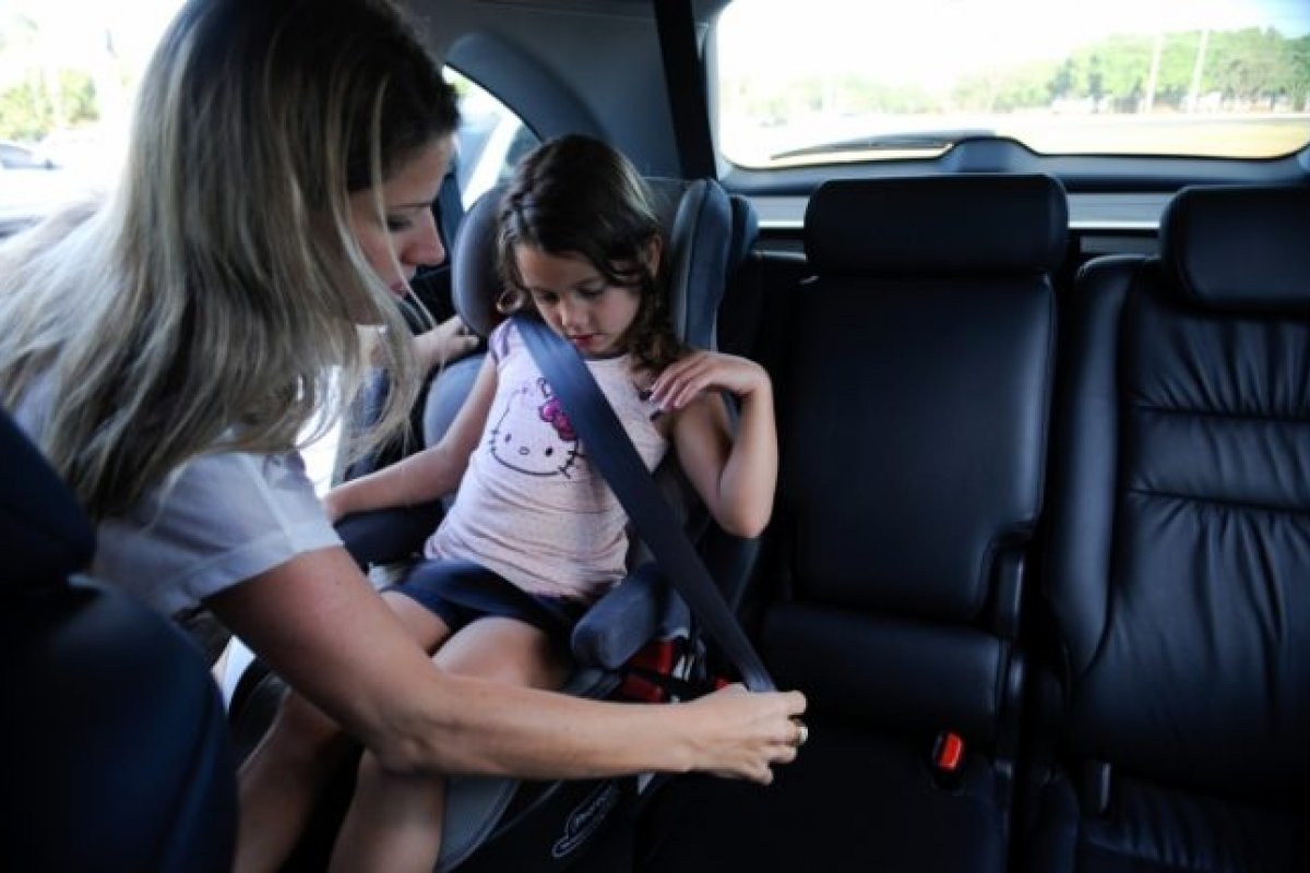 Parlamentares criticam projeto que visa o fim da obrigatoriedade de cadeirinha e fim do exame toxicológico