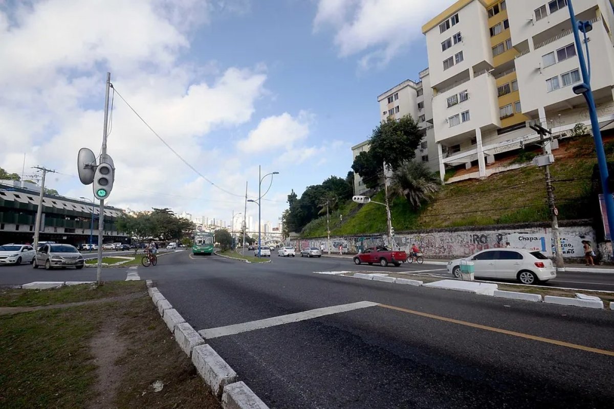 Faixa exclusiva da Av. Vasco da Gama, em Salvador, é fechada para obras