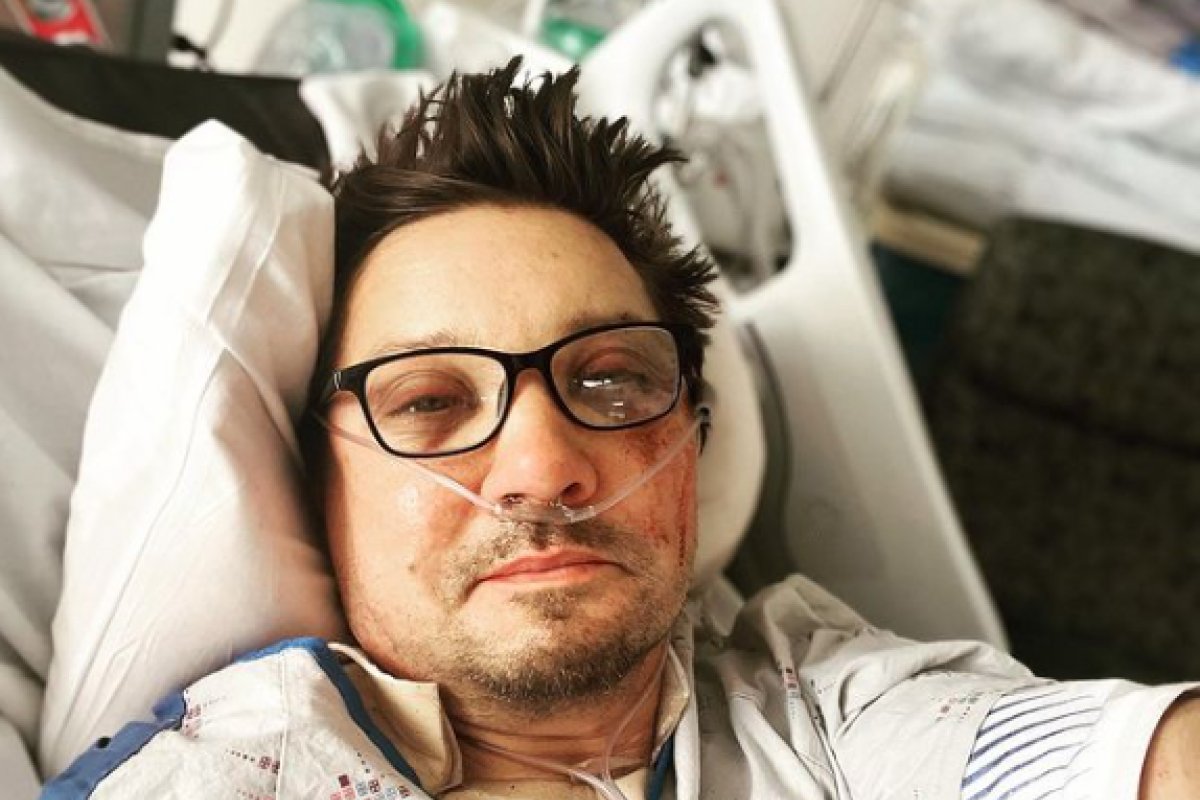 Após acidente, ator Jeremy Renner publica foto em agradecimento a equipe de médicos