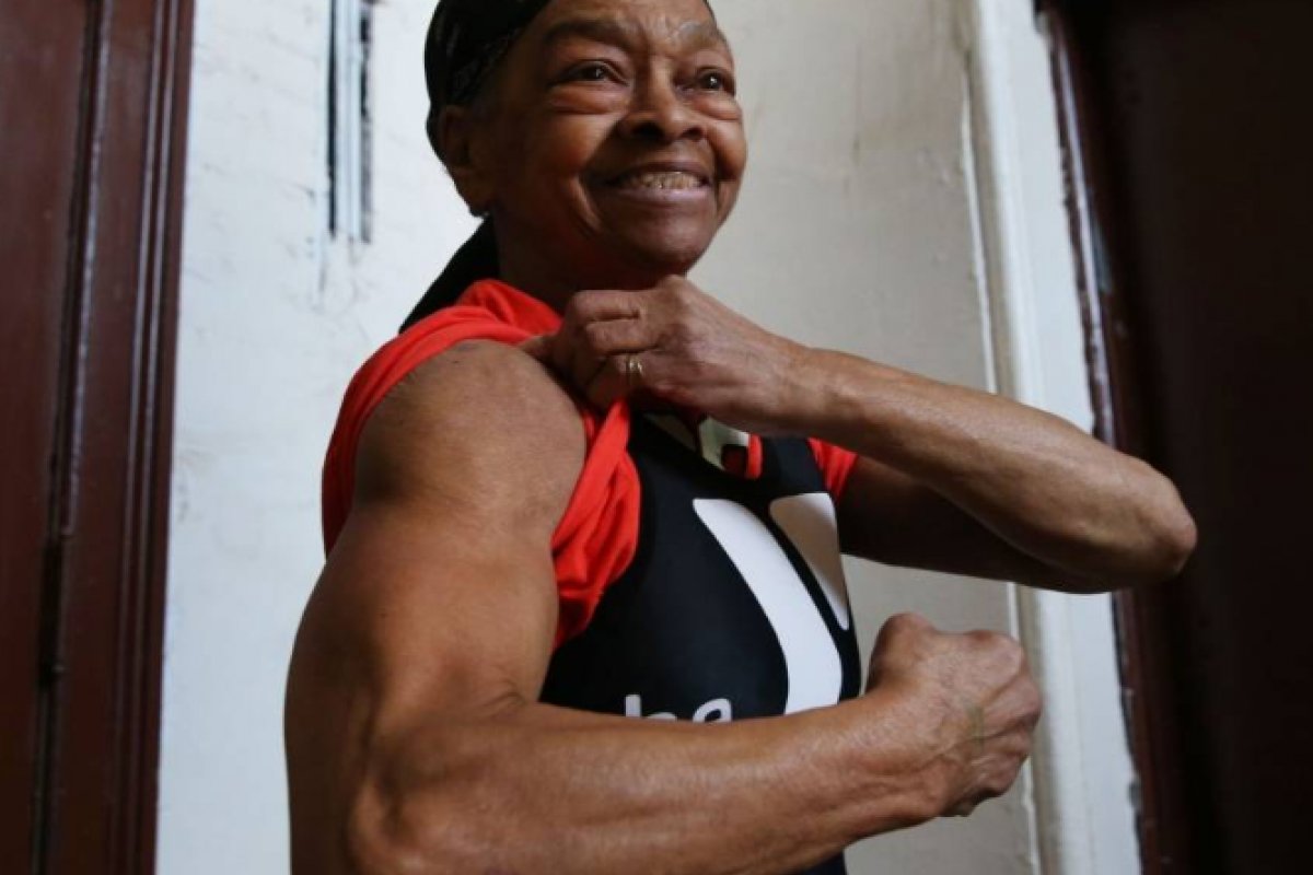 Halterofilista de 82 anos bate em assaltante nos EUA