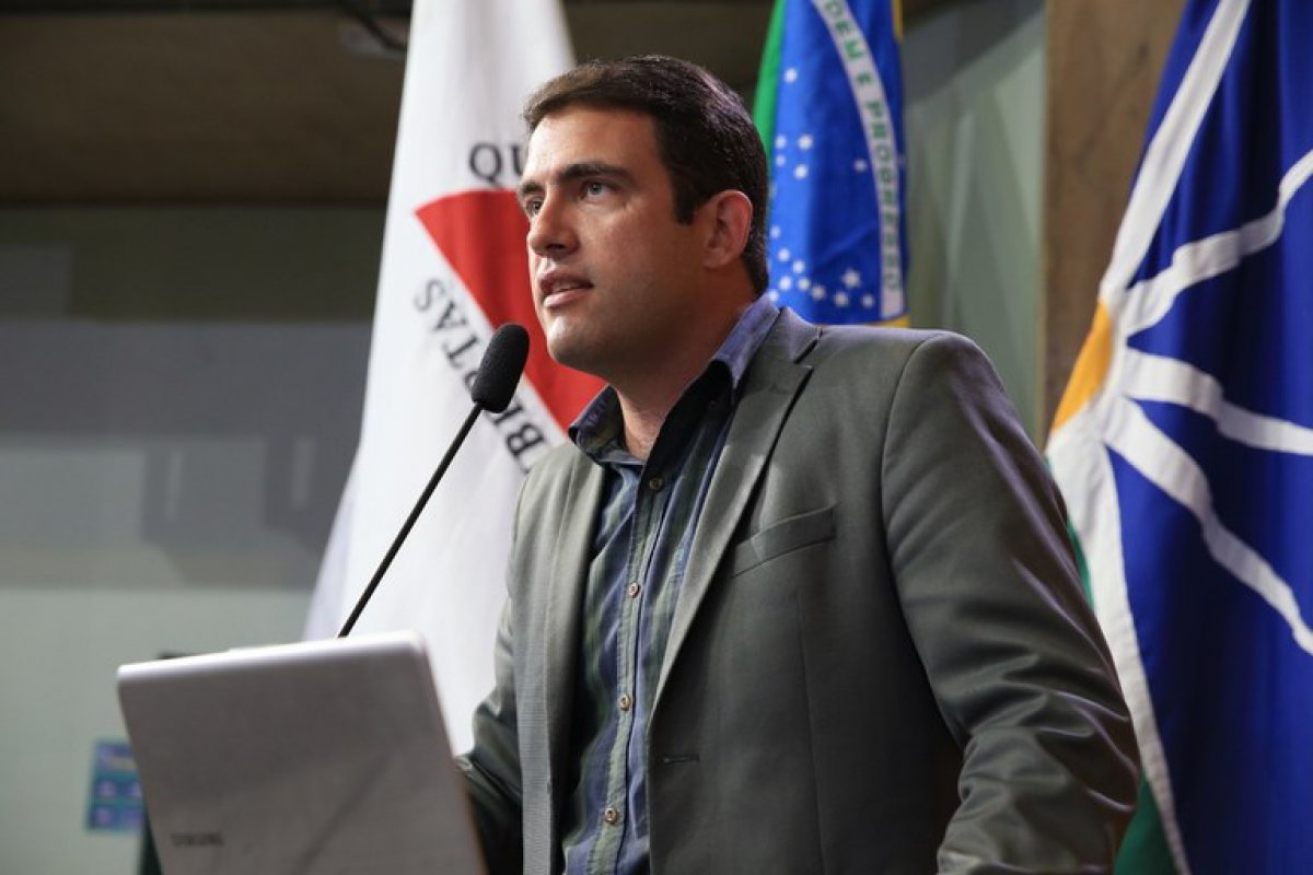 Vídeo: Especialista explica porque a expressão "TODES" não existe