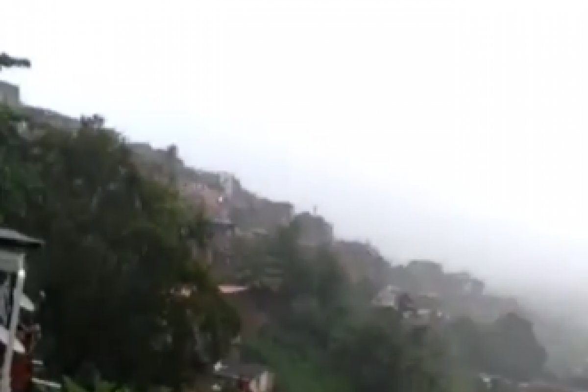 Chuva em Salvador: trecho da Ladeira do Cacau cede e sirene toca
