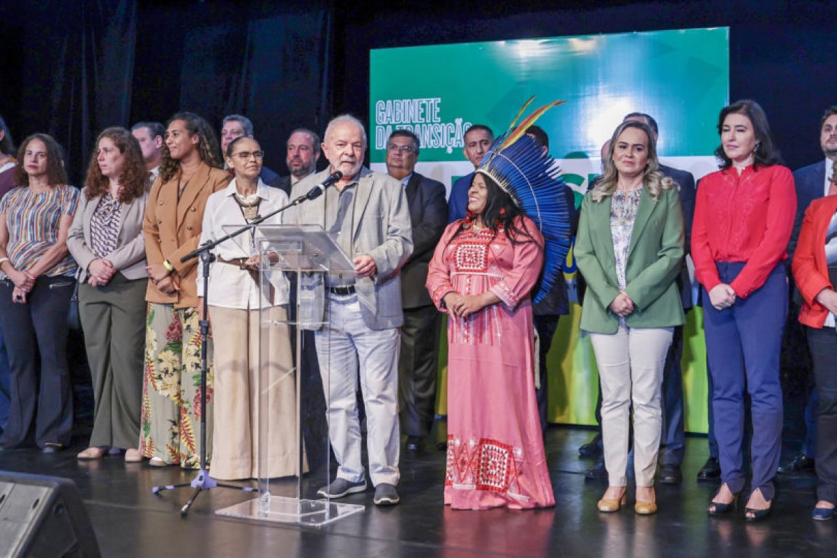Mulheres à frente de secretarias e ministérios aumenta, mas homens ainda são maioria, diz levantamento