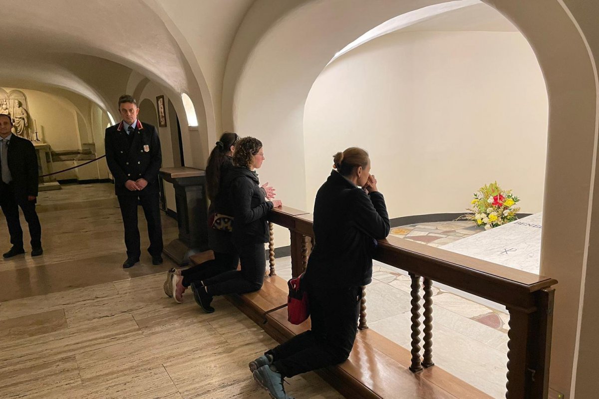 Vaticano abre visitação a túmulo do papa Bento XVI