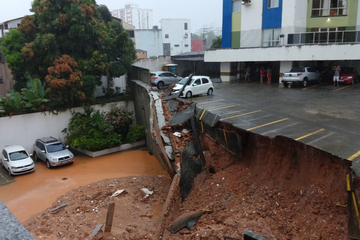 Chuva em Salvador: estacionamento de prédio desaba no Imbuí