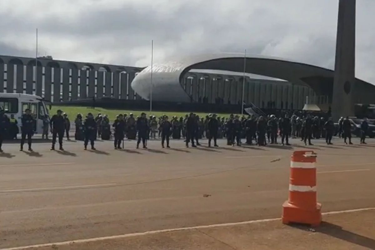 PM e Exército fazem operação para desmontar acampamento bolsonarista no QG do Exército