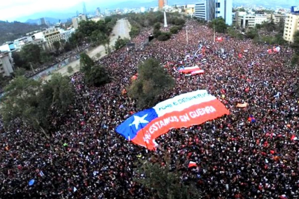 Em protestos, chilenos apoiam redução de salário de parlamentares pela metade
