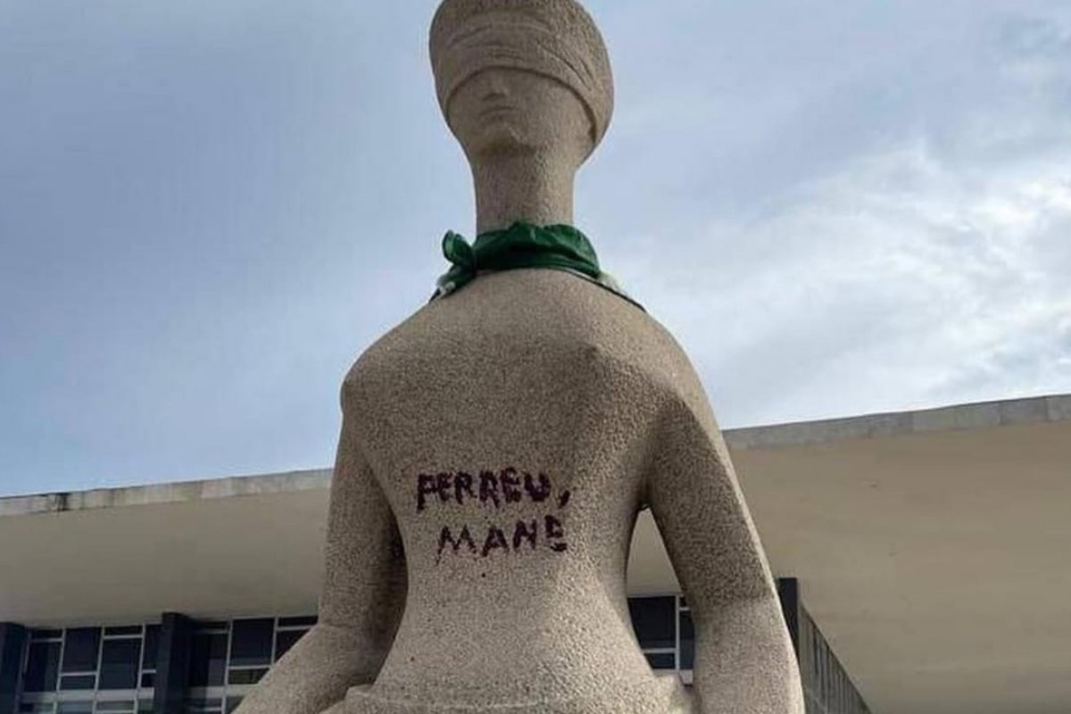 Atentado aos Três Poderes: manifestantes presos responderão por tentar depor governo constituído