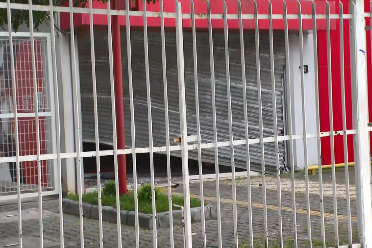 Quatro homens armados arrombam agência bancária em Salvador