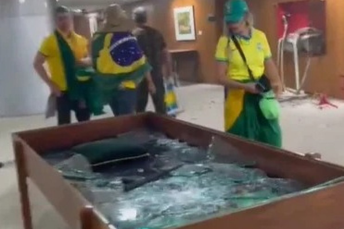 Responsáveis pelo atentado aos prédios dos Três Poderes roubam Macbooks, armas e lente