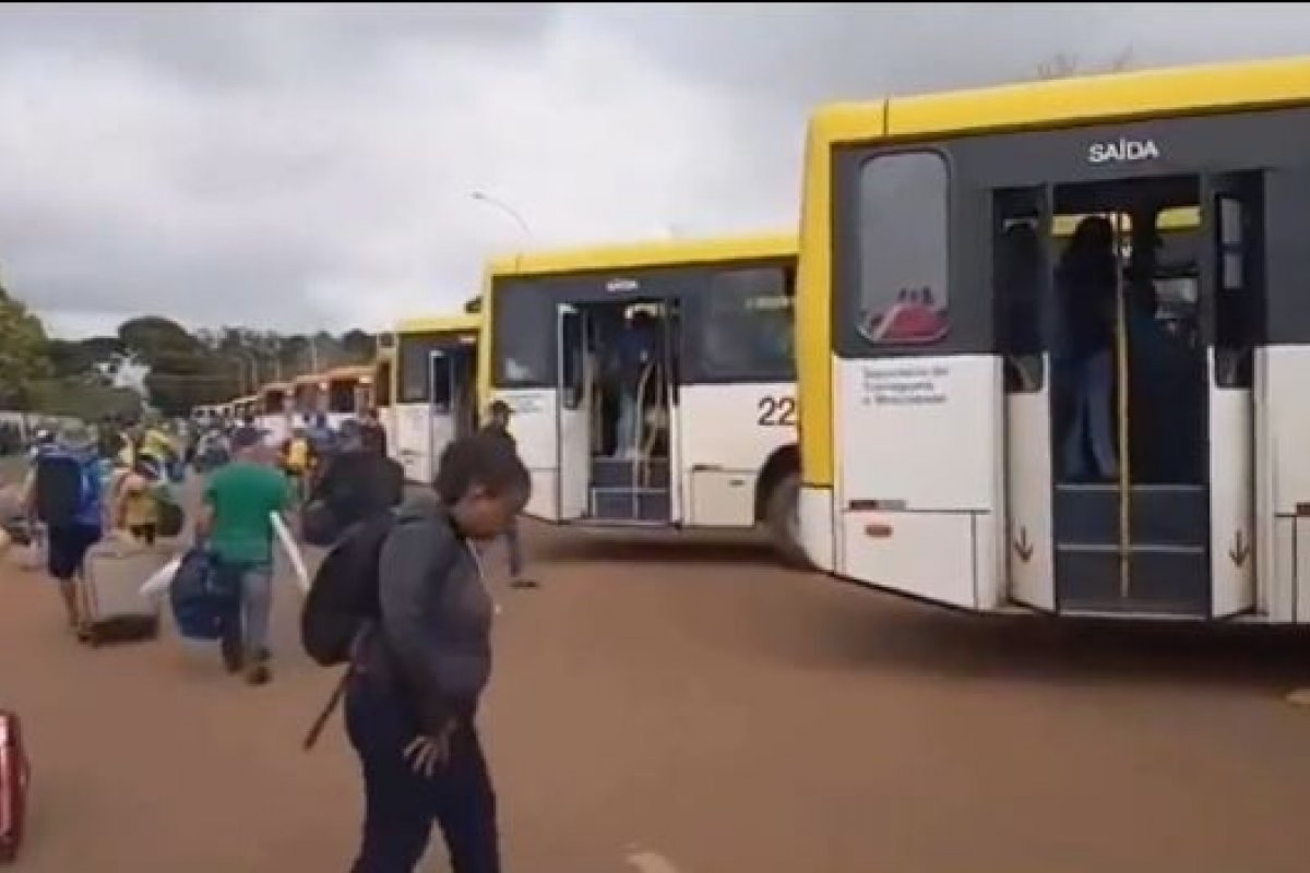 Comboio leva 1,2 mil manifestantes retirados do QG para PF