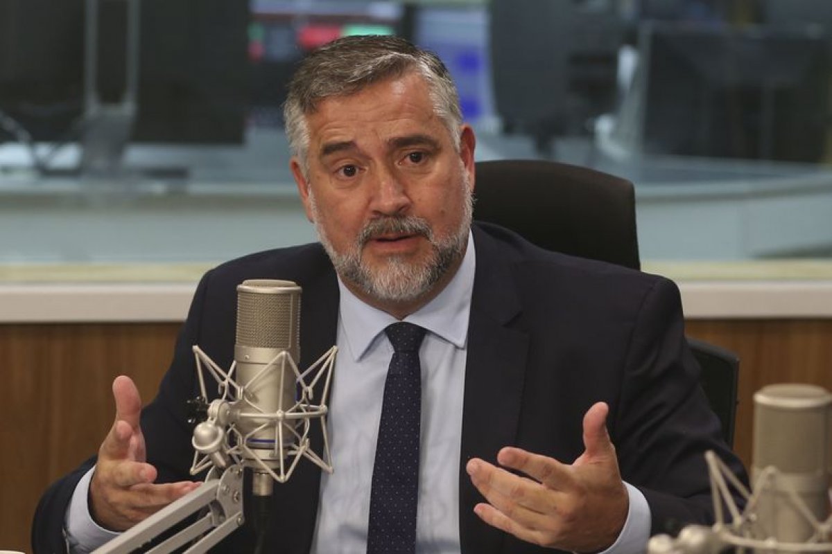 Ministro Paulo Pimenta diz que nove armas de choque foram roubadas do GSI