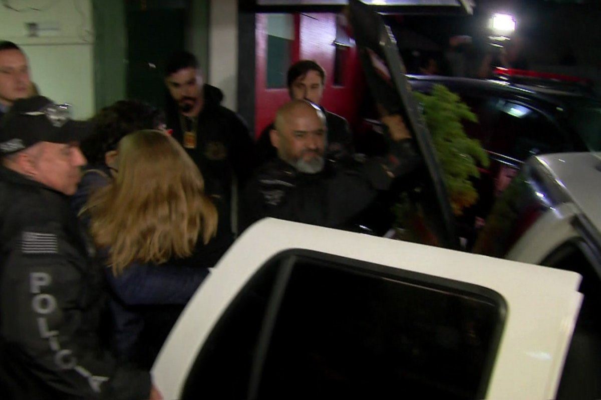 Najila passa mal e deixa delegacia carregada pelo advogado