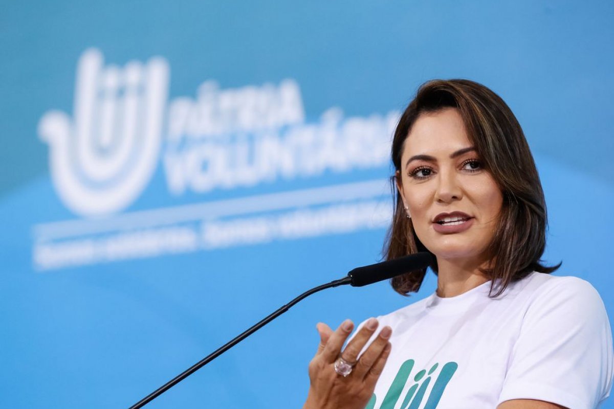 Michelle Bolsonaro confirma que ex-presidente está internado nos EUA