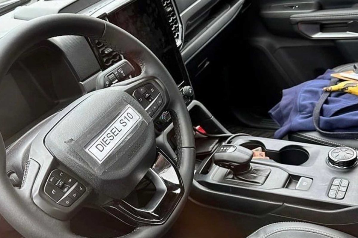 Nova geração da Ford Ranger tem interior revelado em flagra