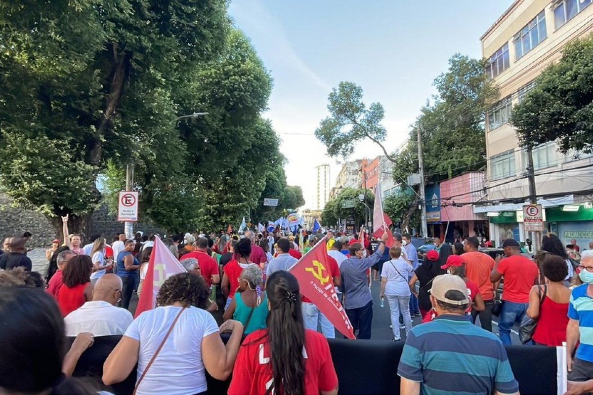 Após invasão dos prédios dos Três Poderes, atos pró-democracia são realizados em Salvador e outras capitais