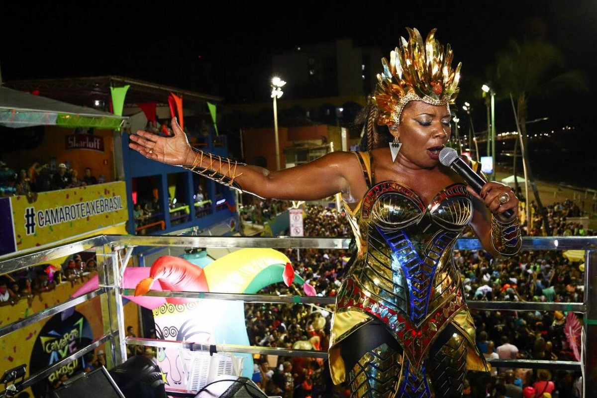 Ministra da Cultura, Margareth Menezes deixa o bloco 'Os Mascarados'