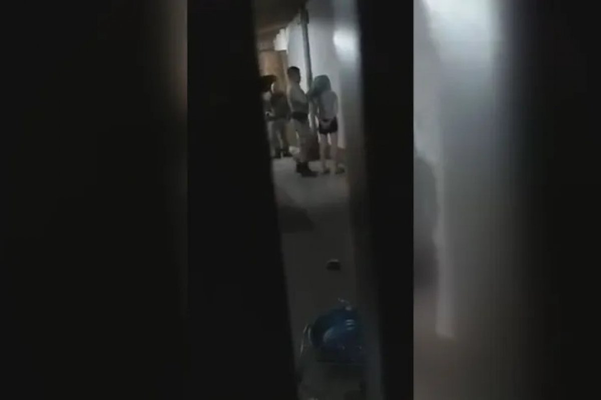 MP-RS denuncia por tortura, roubo e ameaça policiais militares que colocaram sacola na cabeça de mulher