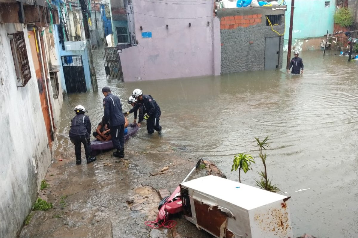 Bombeiros resgatam 24 pessoas ilhadas em bairro de Salvador