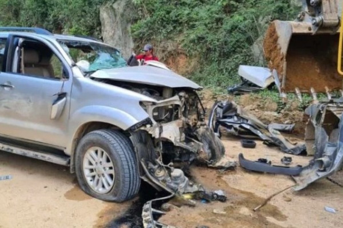 Criança de 4 anos morre em acidente entre carro e escavadeira em SC