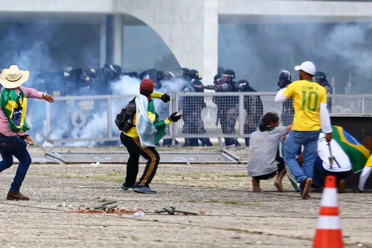 PF libera cerca de 600 idosos e mulheres presos por atos de vandalismo em Brasilia 