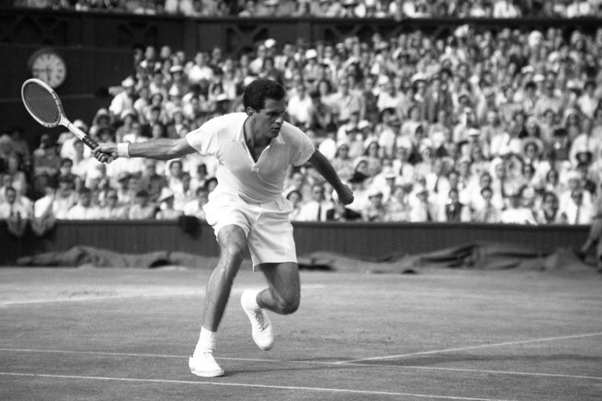 Dick Savitt, tenista do Hall da Fama, morre aos 95 anos