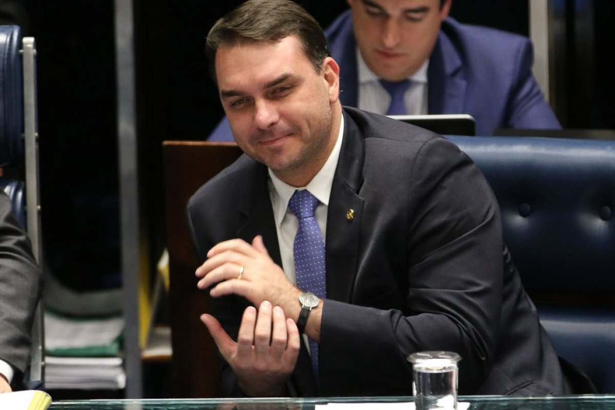 Flávio Bolsonaro vota contra a intervenção federal no DF após invasão ao Plenário