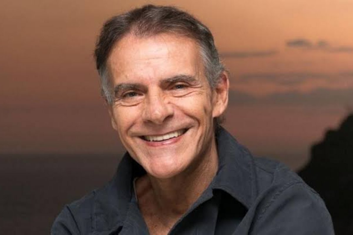 Galã da Globo nos anos 90 recebe crachá de vendedor ambulante e comemora