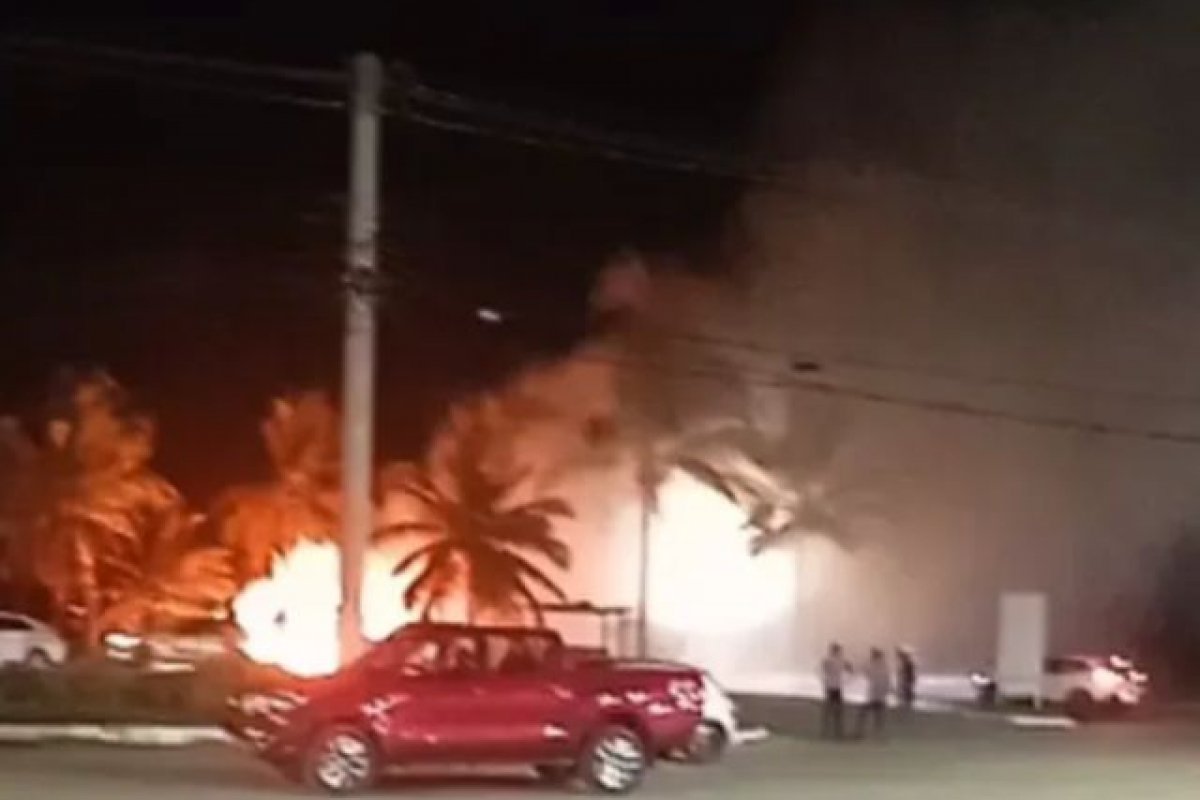 Incêndio atinge cabana de praia em Ilhéus, no sul da Bahia