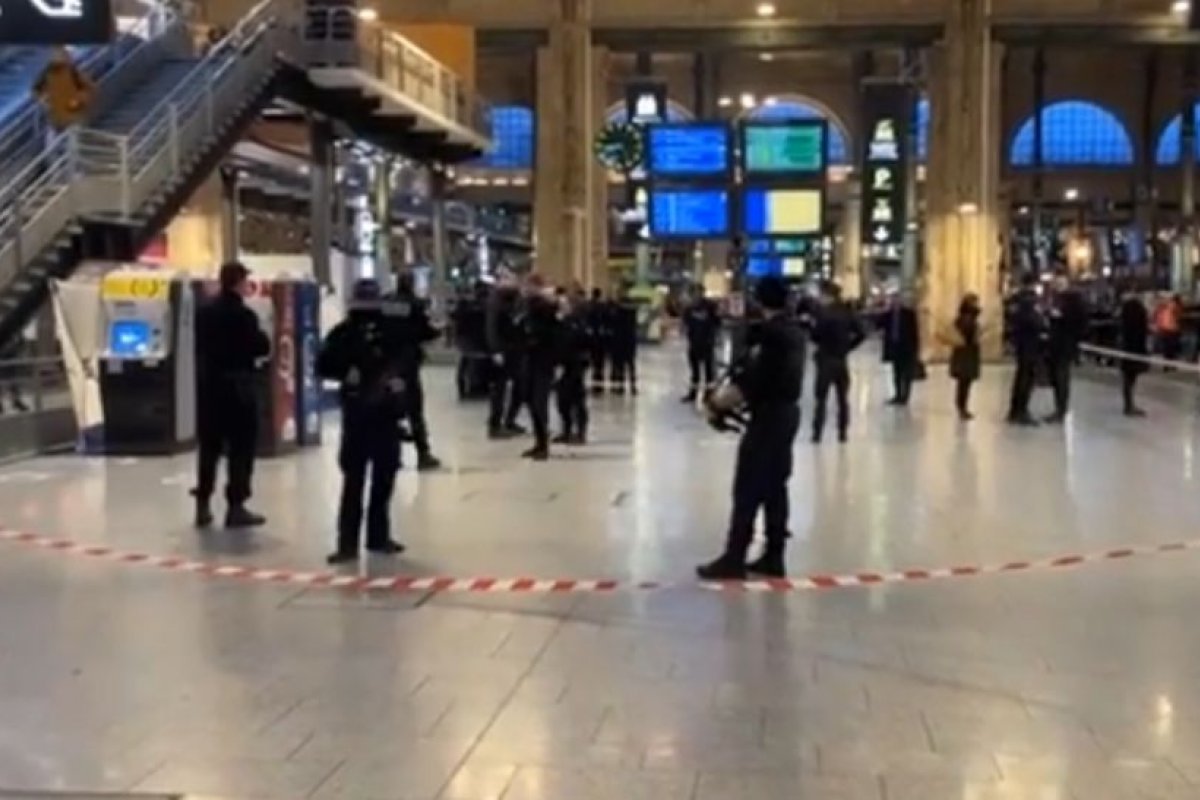Homem com faca deixa seis pessoas feridas em estação de trem de Paris