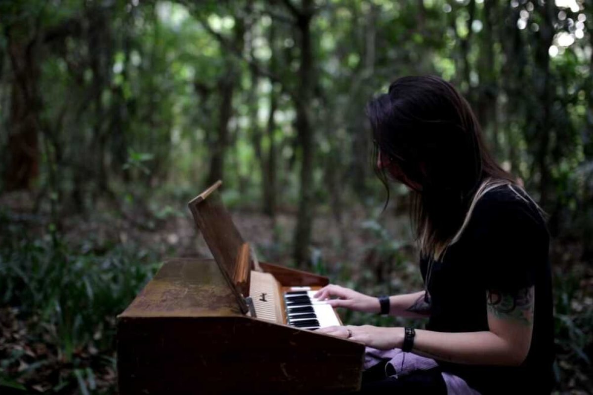 Teorias do Amor Moderno: clipe de 'Agosto' encerra ciclo do EP Cartas para Dário