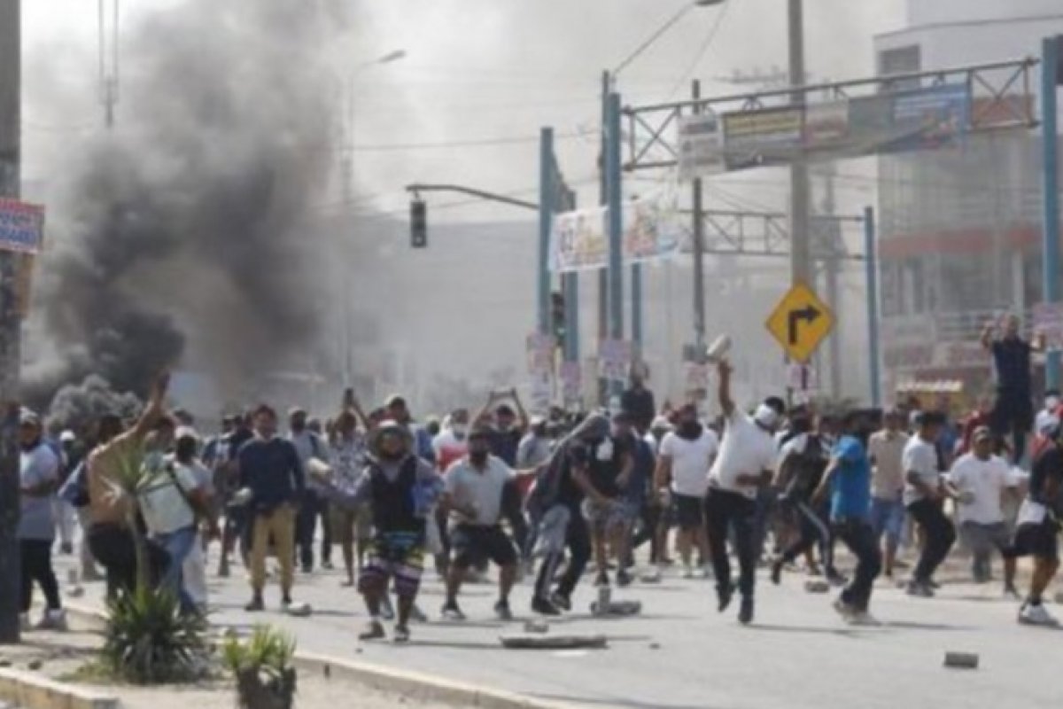 Peru abre inquérito contra presidente e ministros após protestos deixarem mortos