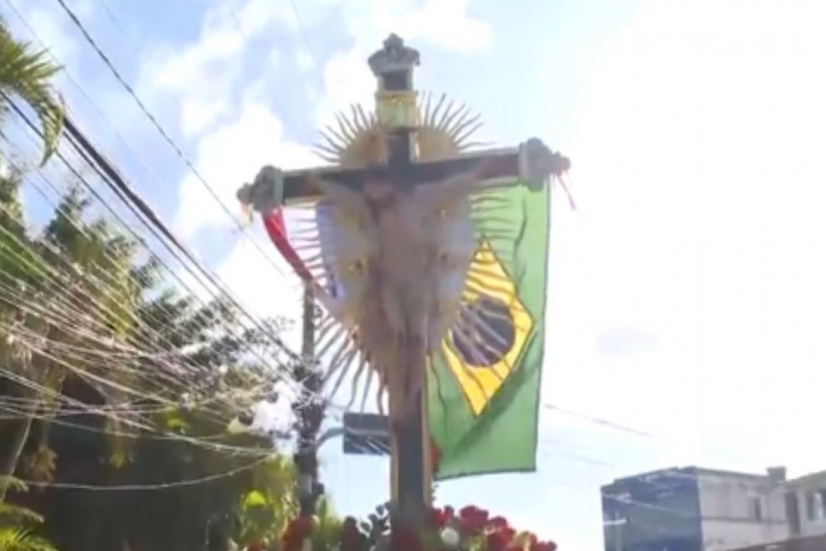 Em procissão marítima, imagem de Nosso Senhor do Bonfim segue para Basílica da Conceição da Praia