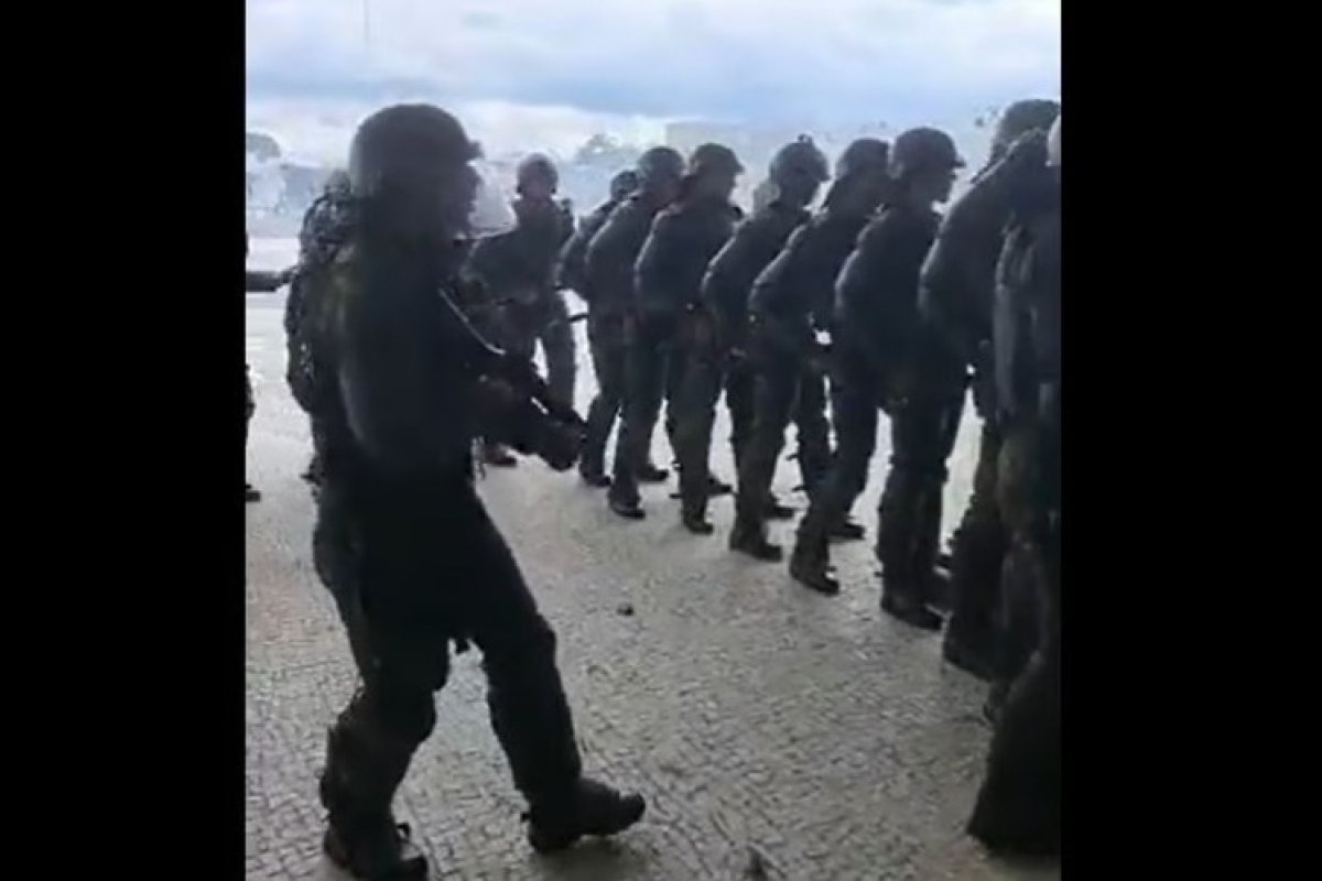 Vídeo: soldados do Exército levam bronca de PMs durante invasão em Brasília