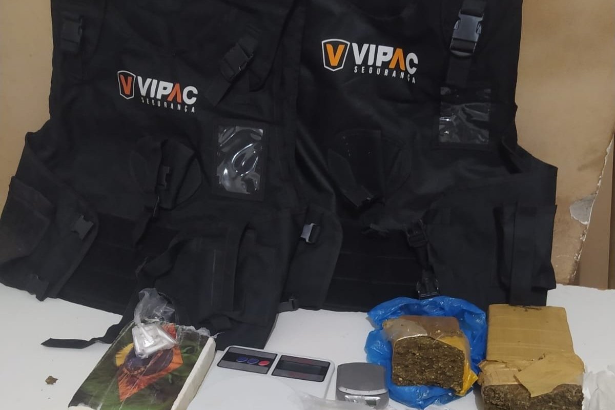 Operação Aeroleste: PM encontra granada e drogas dentro de mochila em Feira de Santana