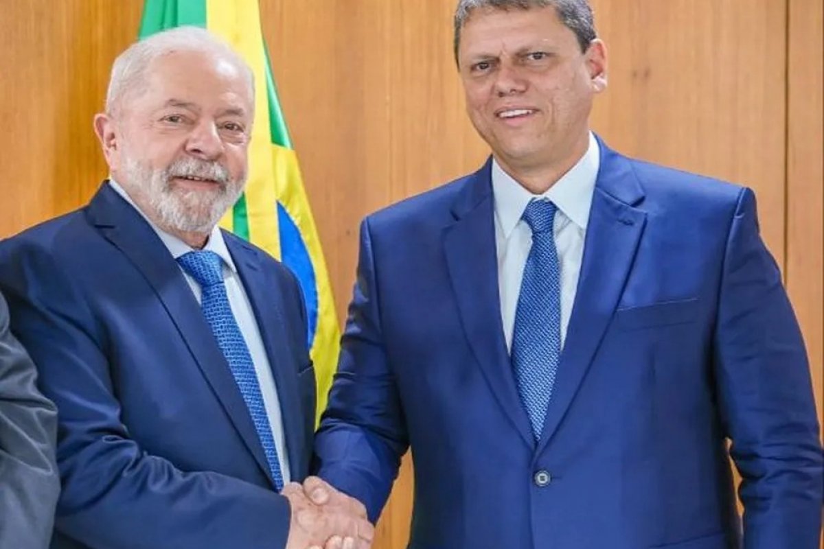 Lula encontra Tarcísio e publica foto com mensagem da coligação de Bolsonaro: ‘Pelo bem do Brasil’
