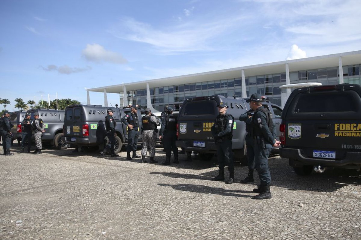 Exército monta acampamento no Palácio do Planalto após invasão